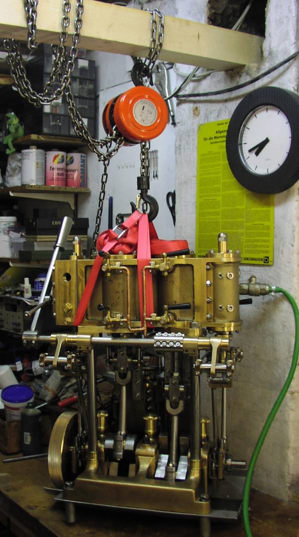 Die 10 PS Dampfmaschine habe ich aus 200 kg Bronzeguss selbst hergestellt.
