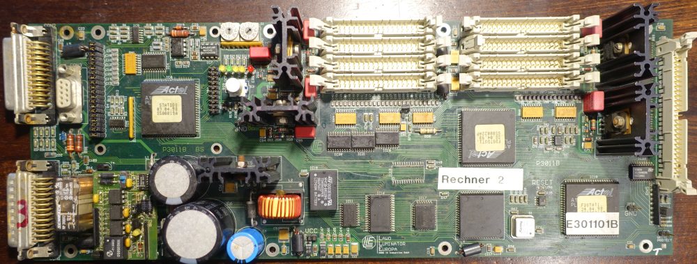 LAWO Rechner Typ E301101B. Über den weißen Testknopf links unter den Dioden kann man Testmuster auf die Displays spielen