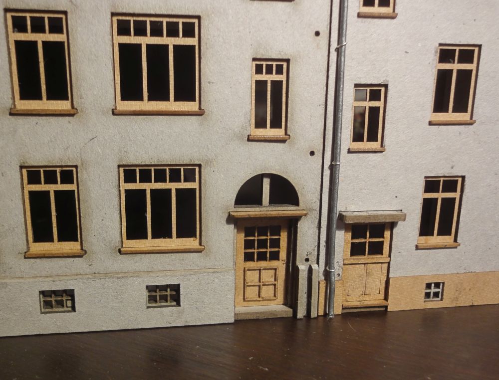 Details: Türen, Fensterbänke, Kellerabsatz, Fallrohr - 2015