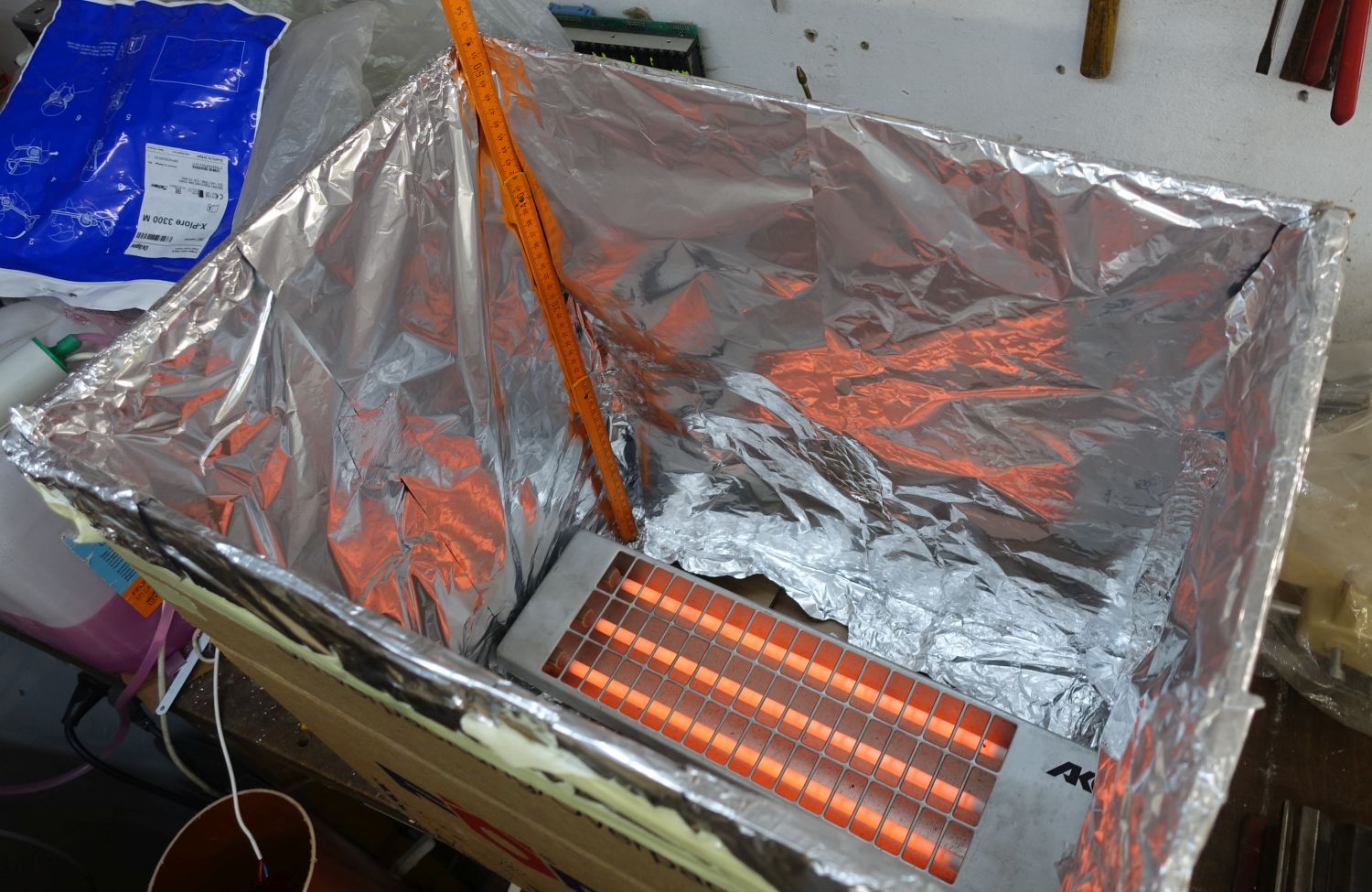 1800 Watt Quarzstrahler in mit Alufolie ausgeschlagenem Pappkarton, 2022-08-08